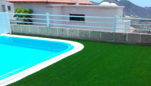 Césped artificial para piscinas. Resistente y de fácil mantenimiento